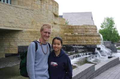 Yo y Thao, still by the museum