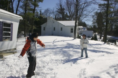 I have no idea what\'s in the air in front of weilin.