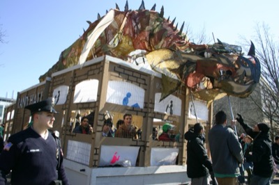 The cop makes the picture <small>(&copy;Geraldine Diaz)</small>